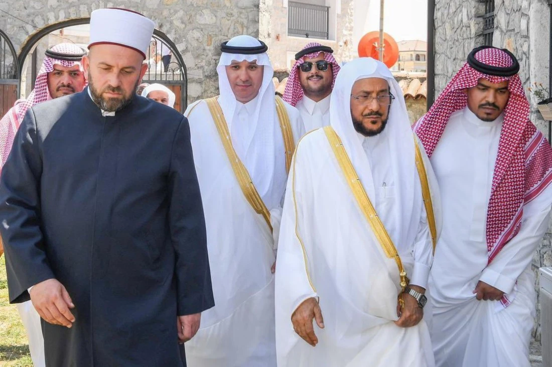 The minister was greeted by Rifaat Fezic, head of the Islamic sheikhdom and senior officials, at the headquarters of the Grand Mufti General. (Ministry of Islamic Affairs/Twitter)