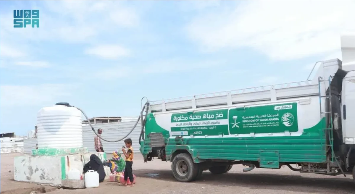 The KSrelief water supply and environmental sanitation project in the Al-Khawkhah directorate of Hodeidah, Yemen, has supplied over three million liters of water during the month of June. (SPA)