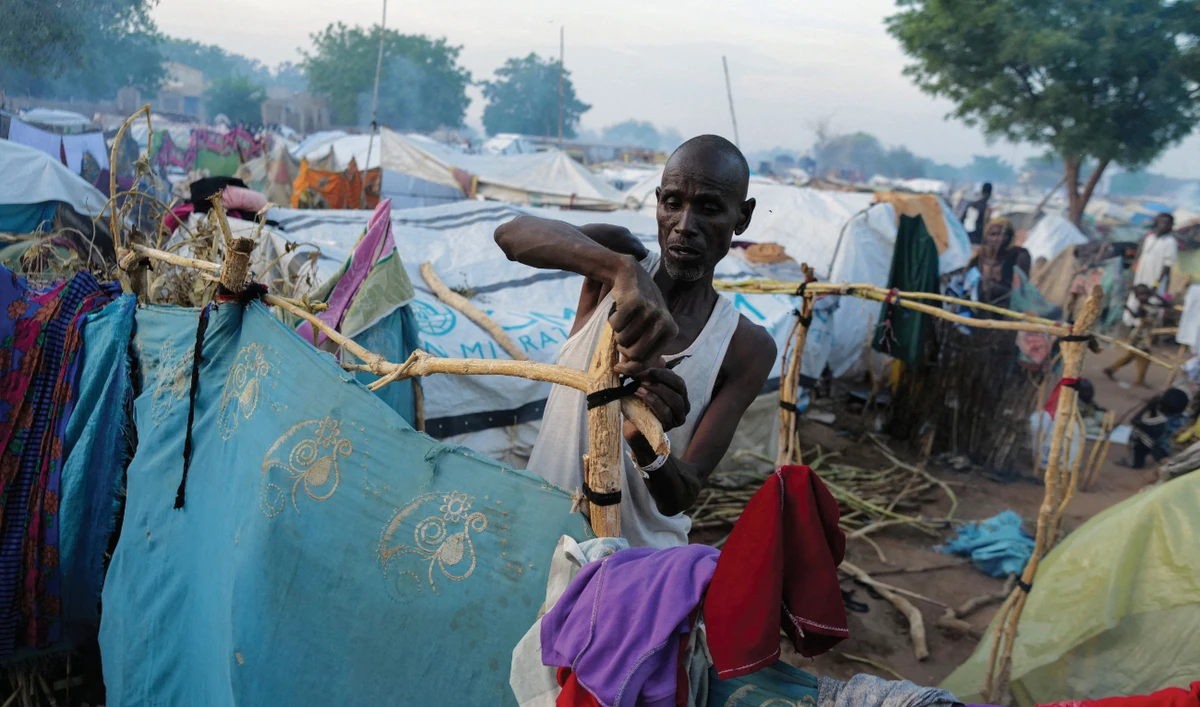 Abdullah, a Sudanese man, who fled the conflict in Darfur with his family, builds his temporary shelter in Adre, Chad. (Reuters)