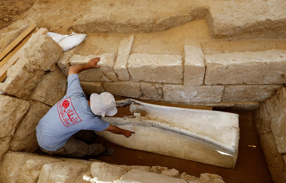 Fadel Al-A'utul, an expert from the French School of Biblical and Archeological Research, works in a Roman-era cemetery in Gaza. (REUTERS)
