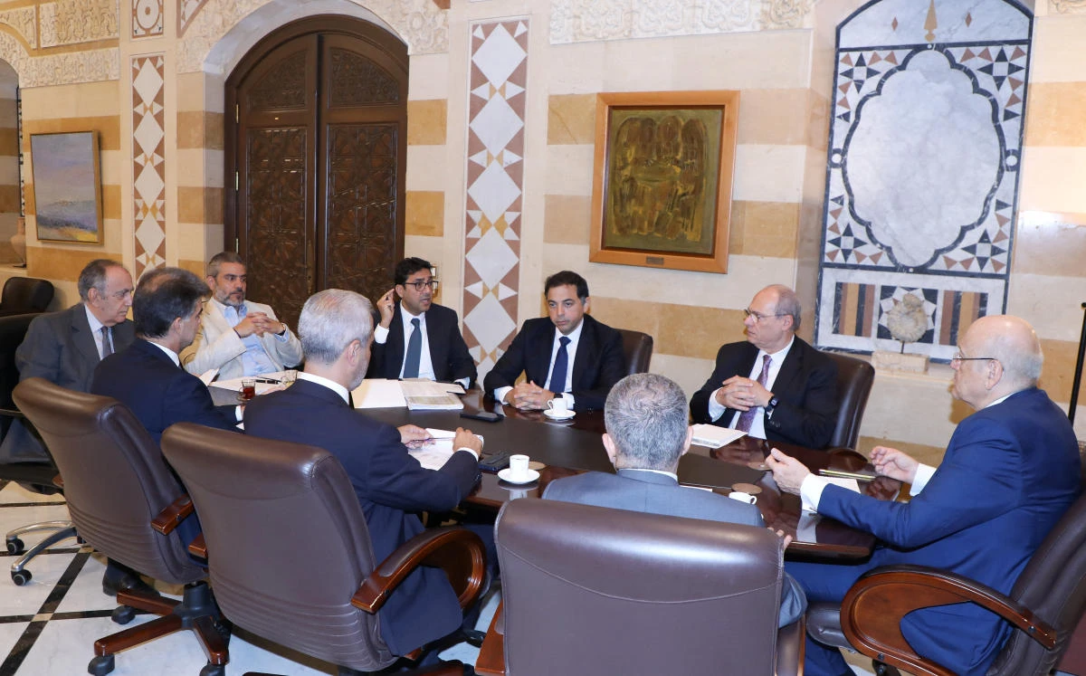 Lebanon's caretaker Prime Minister Najib Mikati meets with vice-governors of Lebanon's central bank and other officials, at the government palace in Beirut. (Reuters)