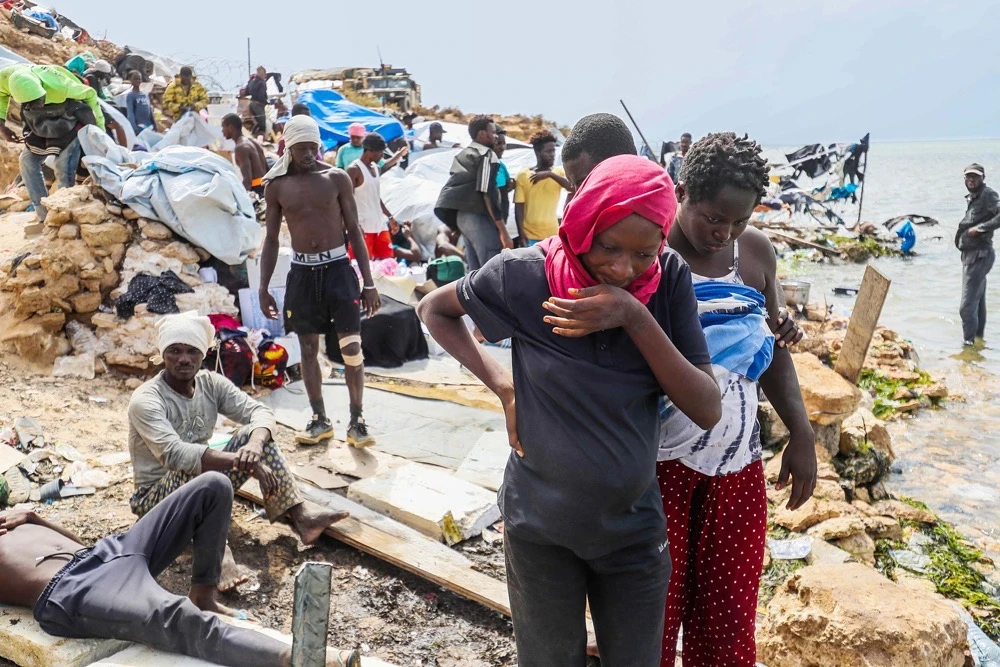 Migrants, stranded on the seashore at the Libyan-Tunisian border in Ras Jedir, are pleading to be moved to safety. (AFP)
