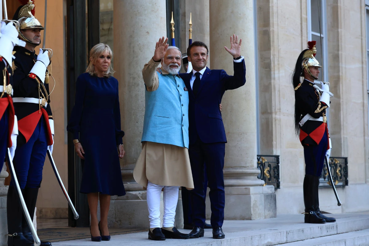 French President Emmanuel Macron and Indian PM Narendra Modi pose for the media in Paris on July 13, 2023. (AP)