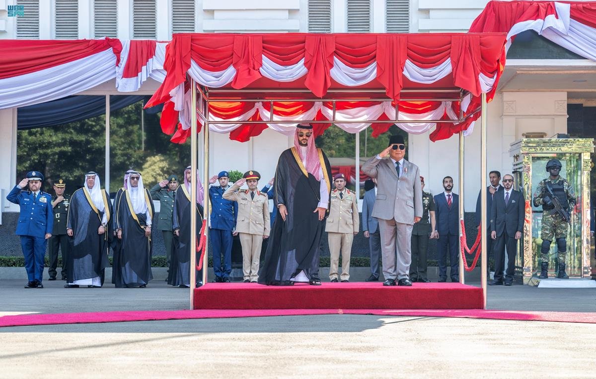 Saudi Defense Minister Prince Khalid bin Salman meets with his Indonesian counterpart Prabowo Subianto in Jakarta on Tuesday. (SPA)