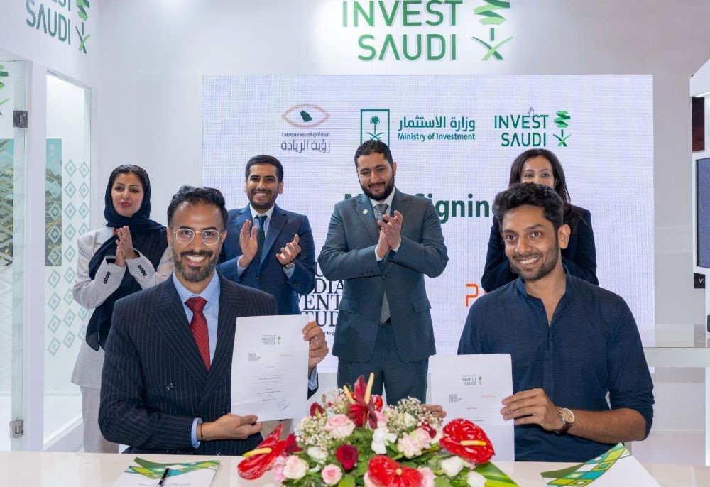Saudi India Venture Studio CEO Mansour Al-Sanooni, left, signs an agreement with Pravaig Dynamics CEO Siddhartha Bagri in the presence of Prince Fahad bin Mansour, at the G20 Young Entrepreneurs Alliance Summit in New Delhi, July 16, 2023. (Pravaig Dynamics)