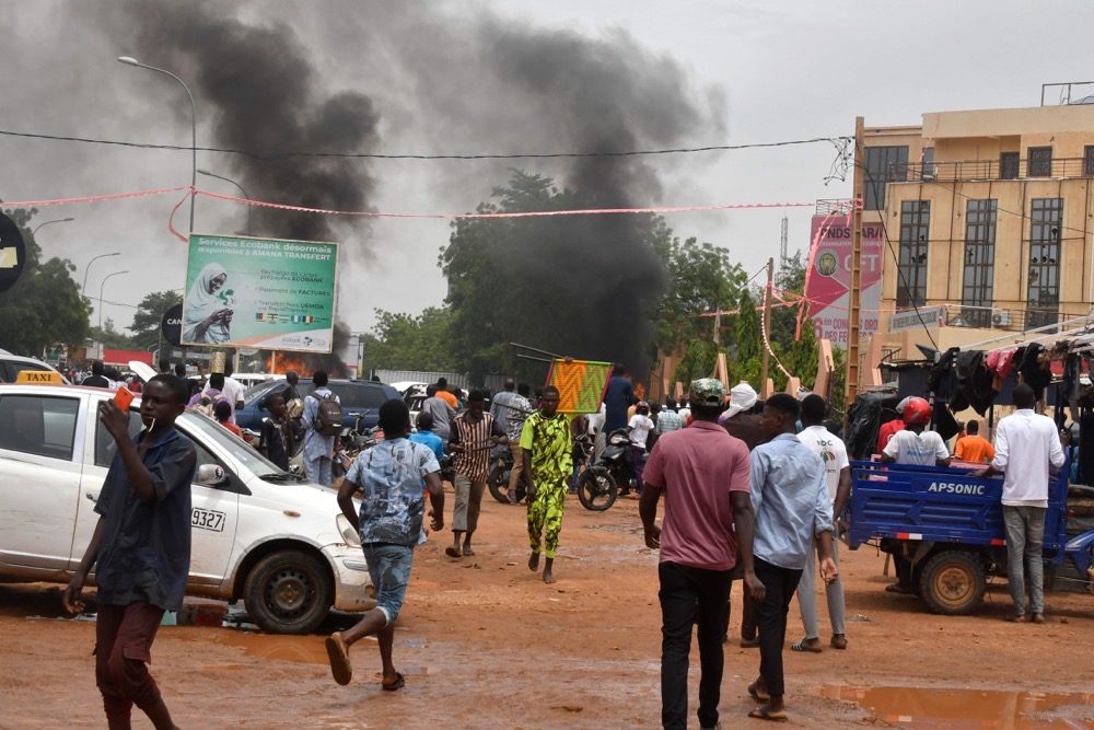 Supporters of the Nigerien defense forces attacked the headquarters of the political party of deposed President Mohamed Bazoum in Niamey on Thursday. (AFP)