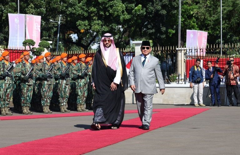 Saudi Defense Minister Prince Khalid bin Salman and Indonesian Defense Minister Prabowo Subianto walk together toward the Ministry of Defense in Jakarta on Aug. 1, 2023. (Ministry of Defense)