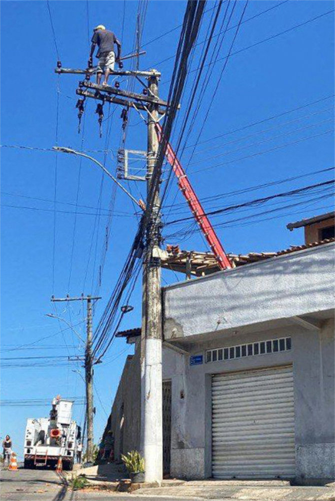 Brazil fugitive spends 24 hours atop electric pole