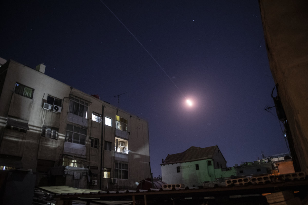 In this photo taken on April 4, 2023, flares are seen in the sky of Damascus as Syrian air defense rockets try to ward off an Israeli air strike. Israel's latest air strike in the wee hours of Aug. 7 killed at least 4 Syrian soldiers, according to state media. (AFP photo)