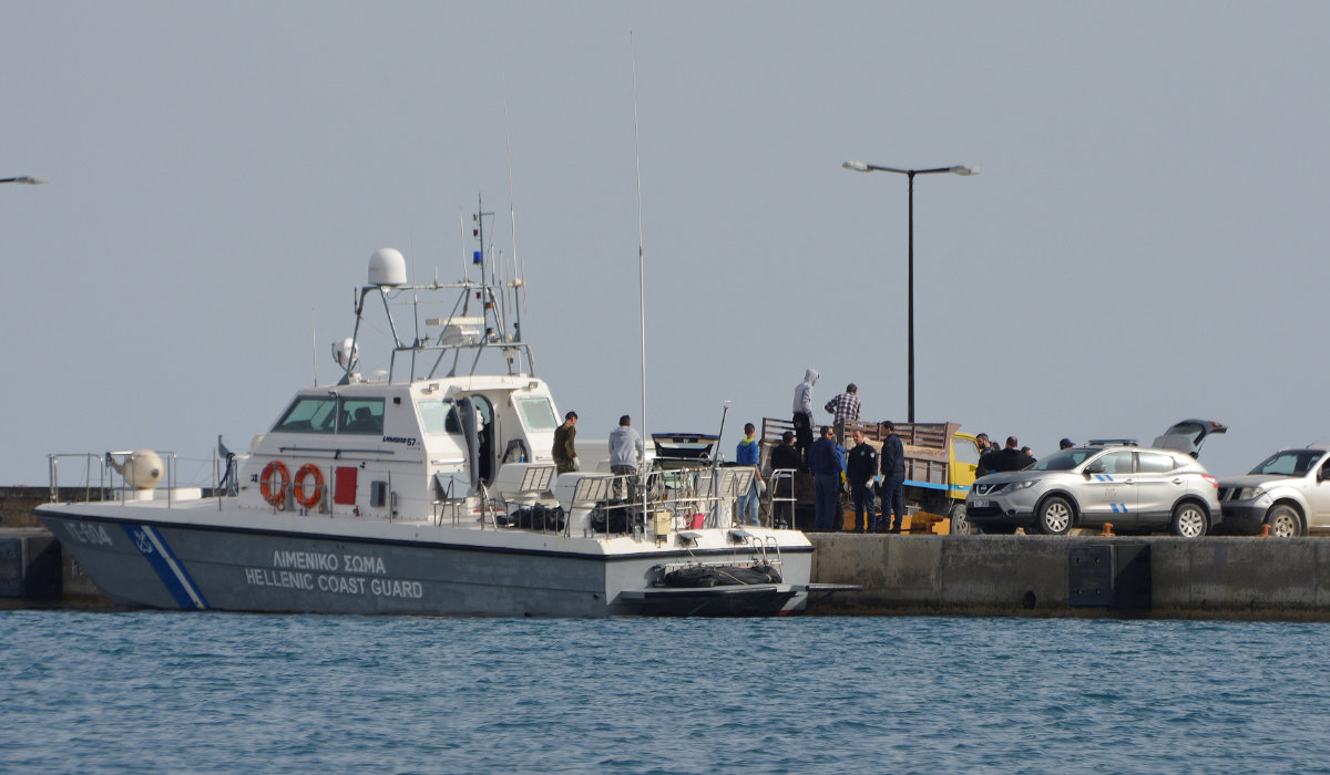 Hellenic Coast Guard officers and locals transfer the bodies of migrants that were drowned when the small boat they were travelling on capsized near the island of Agathonisi, at the port of Pythagoreio on the island of Samos, Greece, March 17, 2018. (REUTERS)