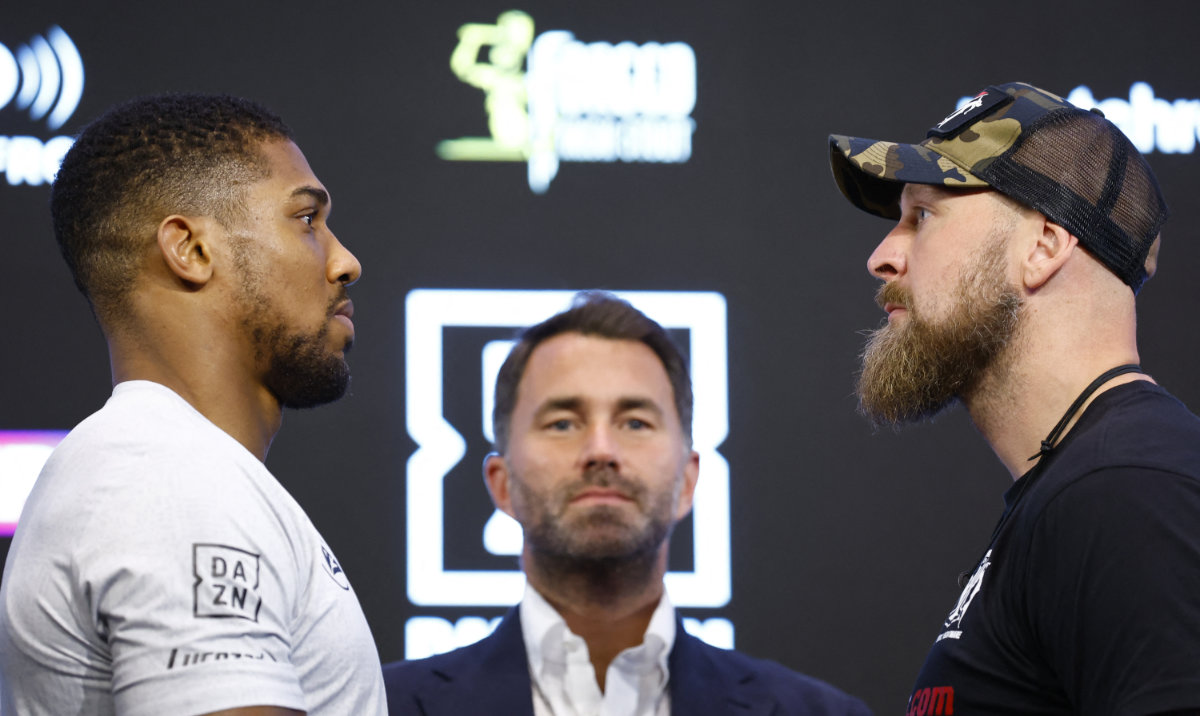 Anthony Joshua and Robert Helenius go head to head during the press conference, as promoter Eddie Hearn looks on, ahead of their fight on Saturday at London's O2 Arena. (Reuters)