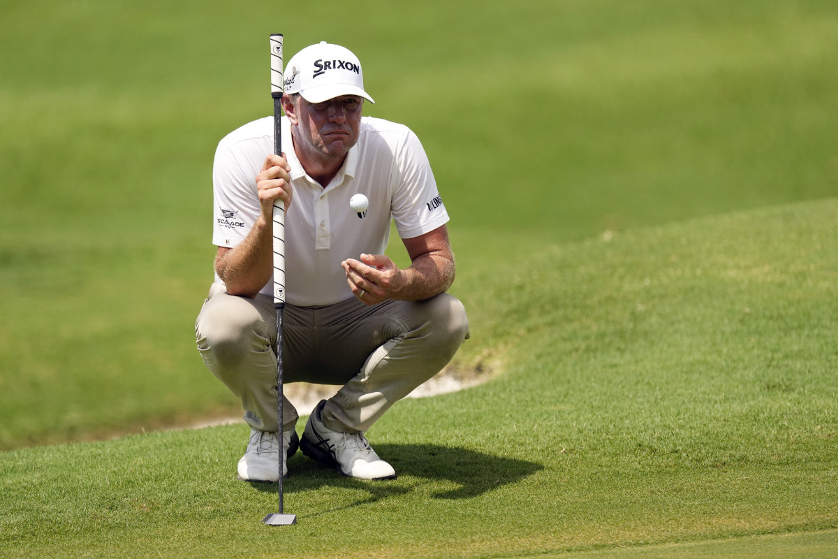 Lucas Glover shoots 64, leads Jordan Spieth by one shot in the PGA Tour playoff opener