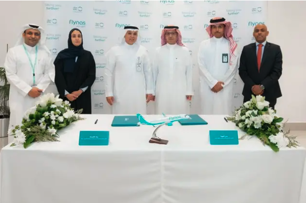 Flynas CEO Bander Al-Mohanna and SIRC CEO Ziad Al-Shiha signed the memorandum of understanding. (flynas)