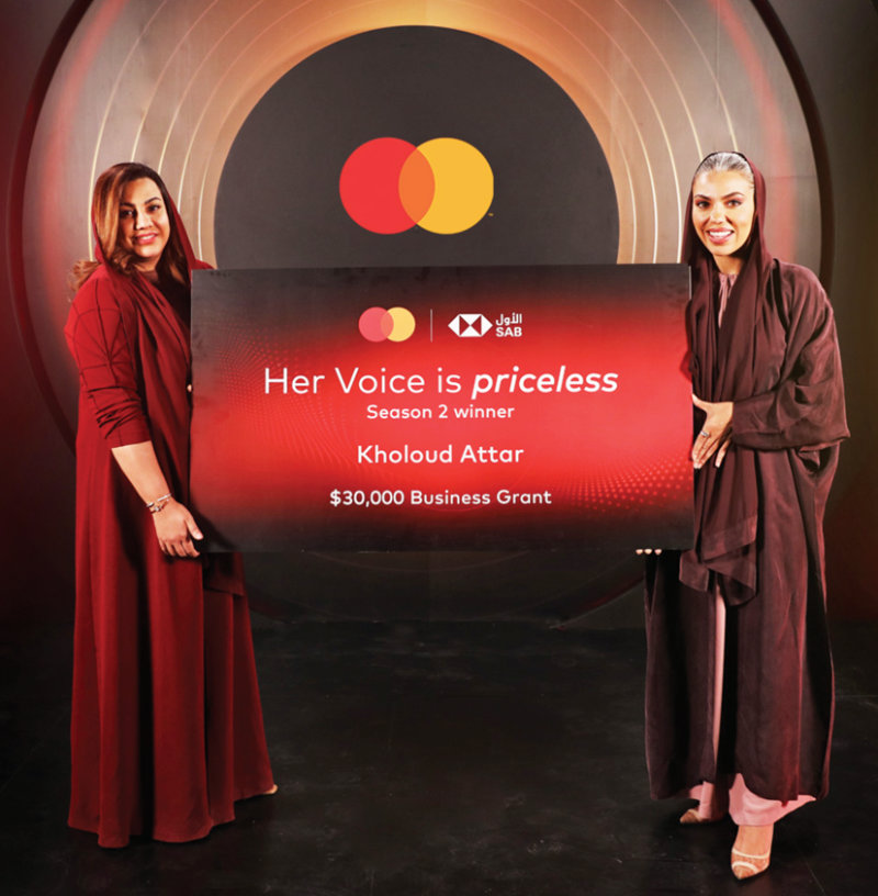 Winner Kholoud Attar receives the $30,000 business grant from Mastercard and SAB.