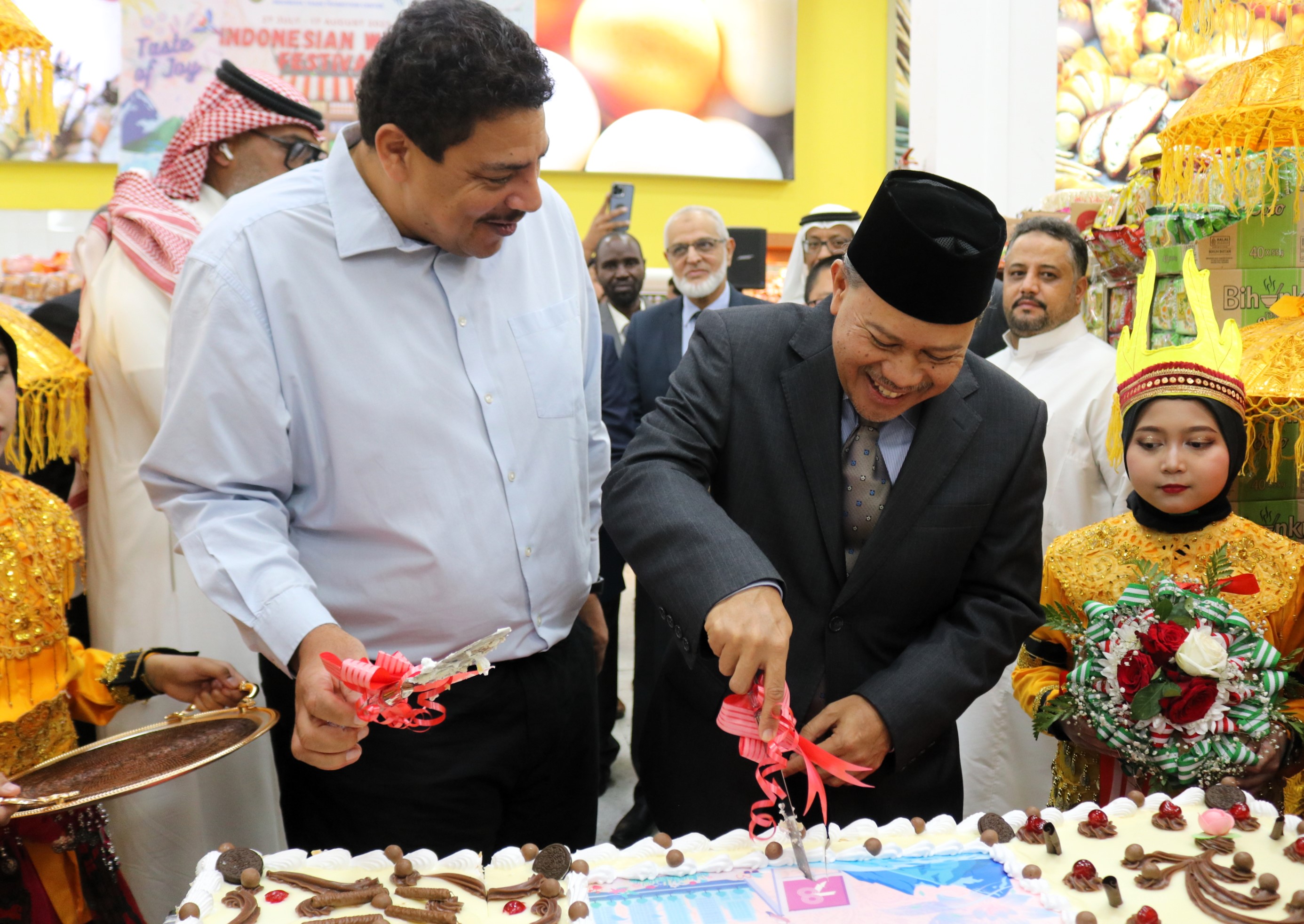 Indonesian Consul-General Eko Hartono, right, cuts cake to mark opening of the Indonesian Week Festival in Jeddah, which ran until Aug. 17, 2023. (Indonesian Consulate General in Jeddah)