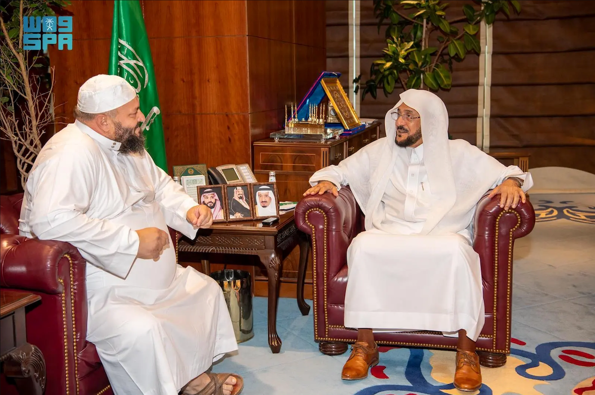 Saudi Minister of Islamic Affairs, Dawah, and Guidance Dr. Abdullatif Al-Asheikh meets the mufti of Davina Sheikh Bledar Ali on Thursday. (SPA)