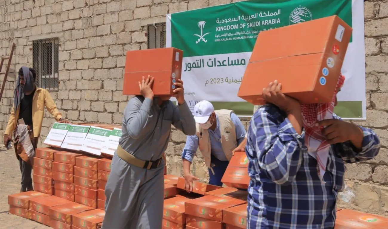 KSrelief distributed 6,000 cartons of dates to the most needy families in Yemen’s Marib. (SPA)