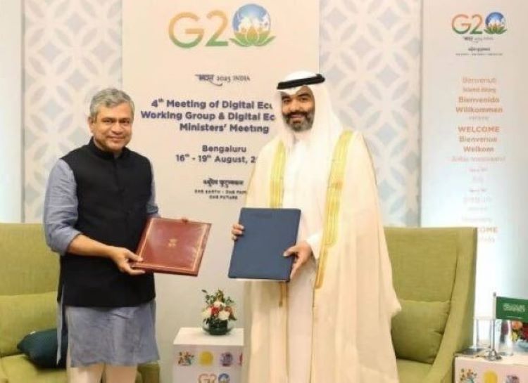 Ashwini Vaishnaw and Abdullah Al-Swaha sign an agreement on digitization and electronic manufacturing in Bengaluru, India on Aug. 18, 2023. (SPA)
