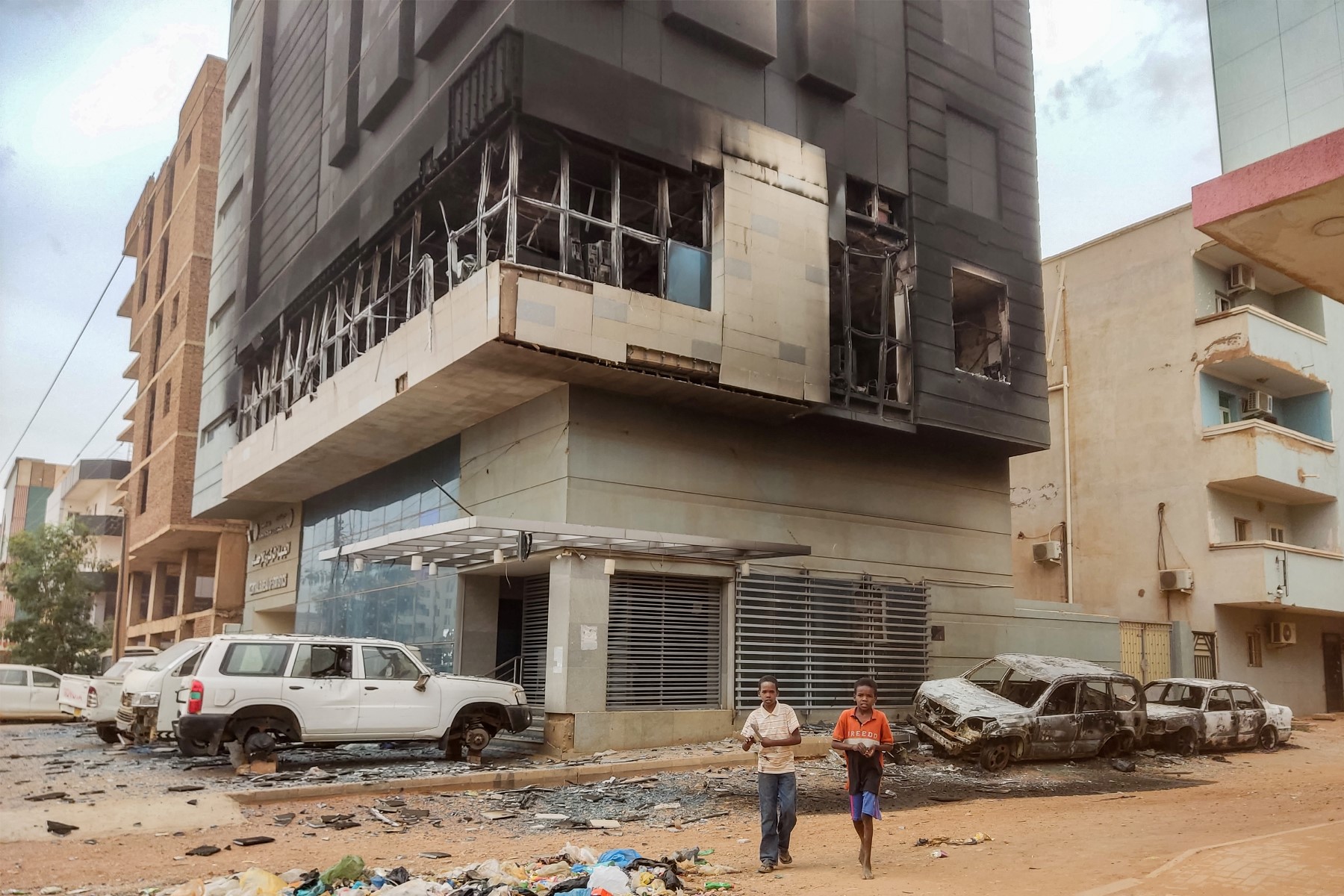 Sudanese factions fight over army base in Khartoum