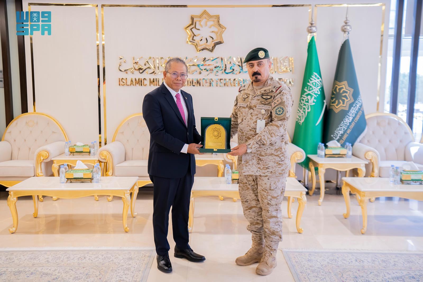 The head of the IMCTC receives the Malaysian Ambassador to Saudi Arabia Datuk Wan Zaidi Wan Abdullah in Riyadh. (SPA)