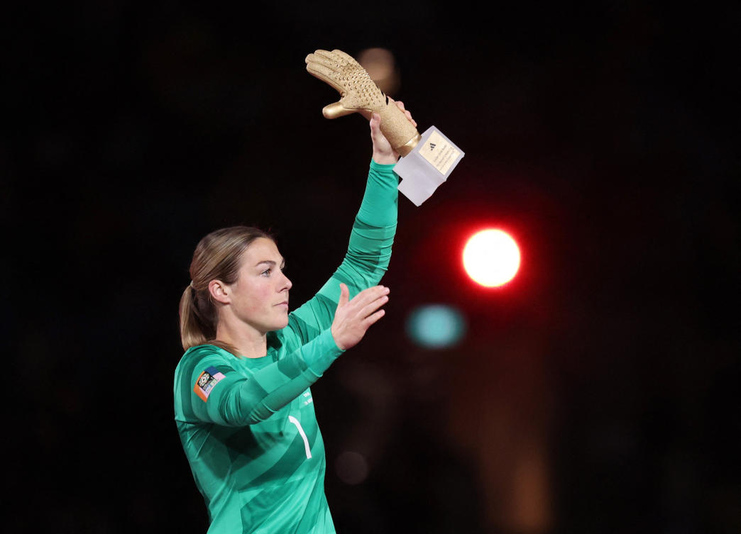 England's Mary Earps with the golden gloves award after losing their FIFA Women's World Cup final match against Spain at Stadium Australia, Sydney on Aug. 20, 2023. (Reuters)