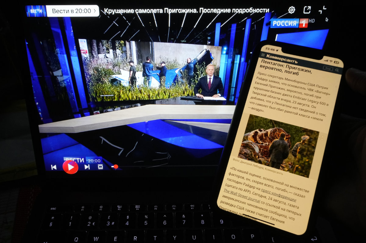Website of the Russian newspaper Kommersant and TV channel Rossiya 1 showing news that Wagner Group mercenary leader Yevgeny Prigozhin had been killed in a plane crash are displayed on phone and computer screens in St. Petersburg, Russia, on Aug. 24, 2023. (AP)