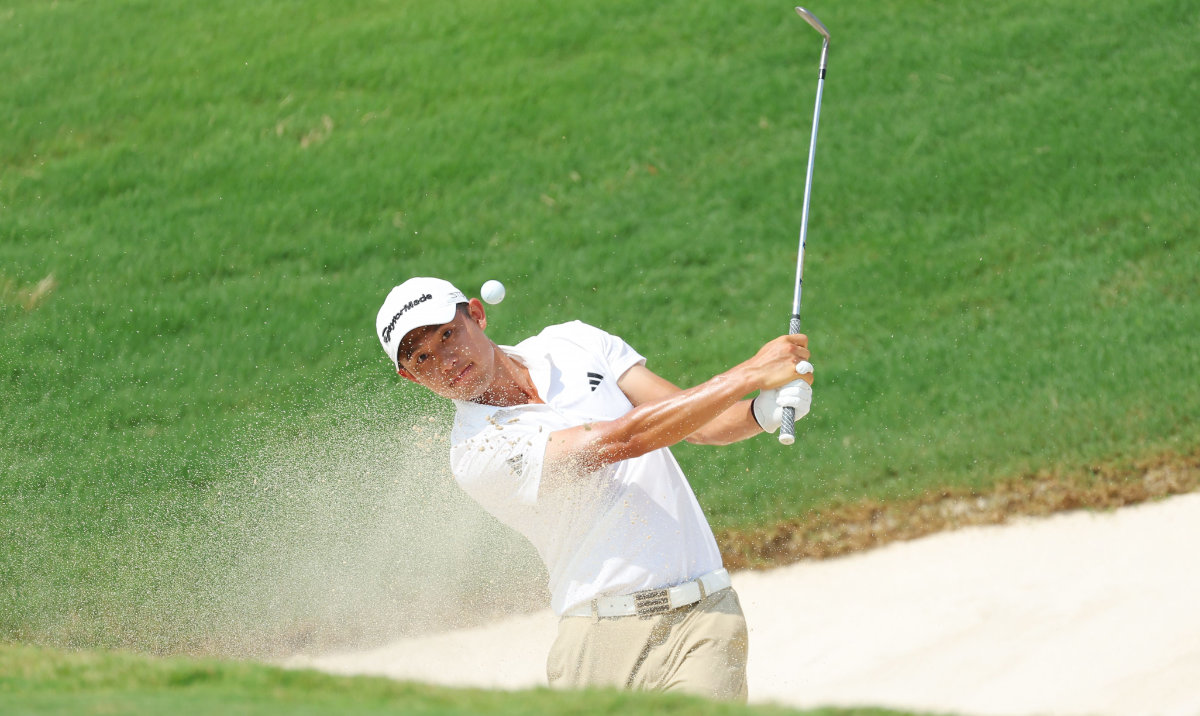 Collin Morikawa shoots 61 to go from 9 shots behind to 3-way tie for Tour Championship lead