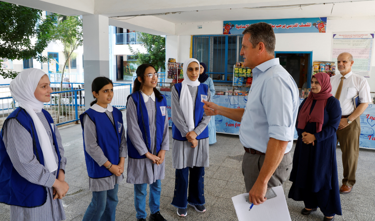 Thomas White, Gaza director of the UN Relief and Works Agency for Palestine Refugees or UNRWA, talks with students on Sunday during his visit to a school in Gaza City. (Reuters)