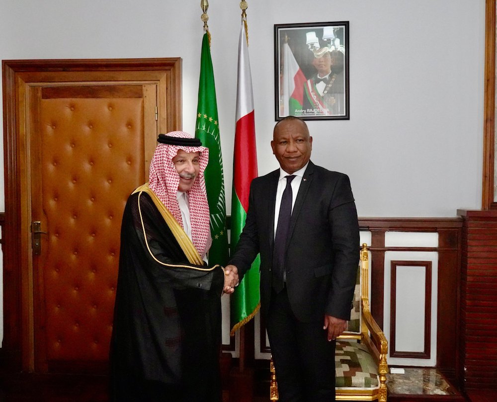 The message for Christian Ntsay was conveyed by Royal Court advisor Ahmed Qattan during a reception in the Malagasy capital Antananarivo. (SPA)