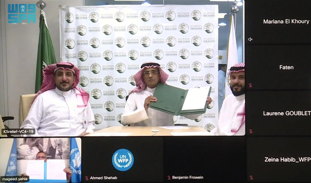 Assistant Supervisor General of King Salman Humanitarian Aid and Relief Center (KSrelief) Ahmed Al-Bayez and WFP GCC representative Mageed Yahia signed the deal via video conference. (SPA)
