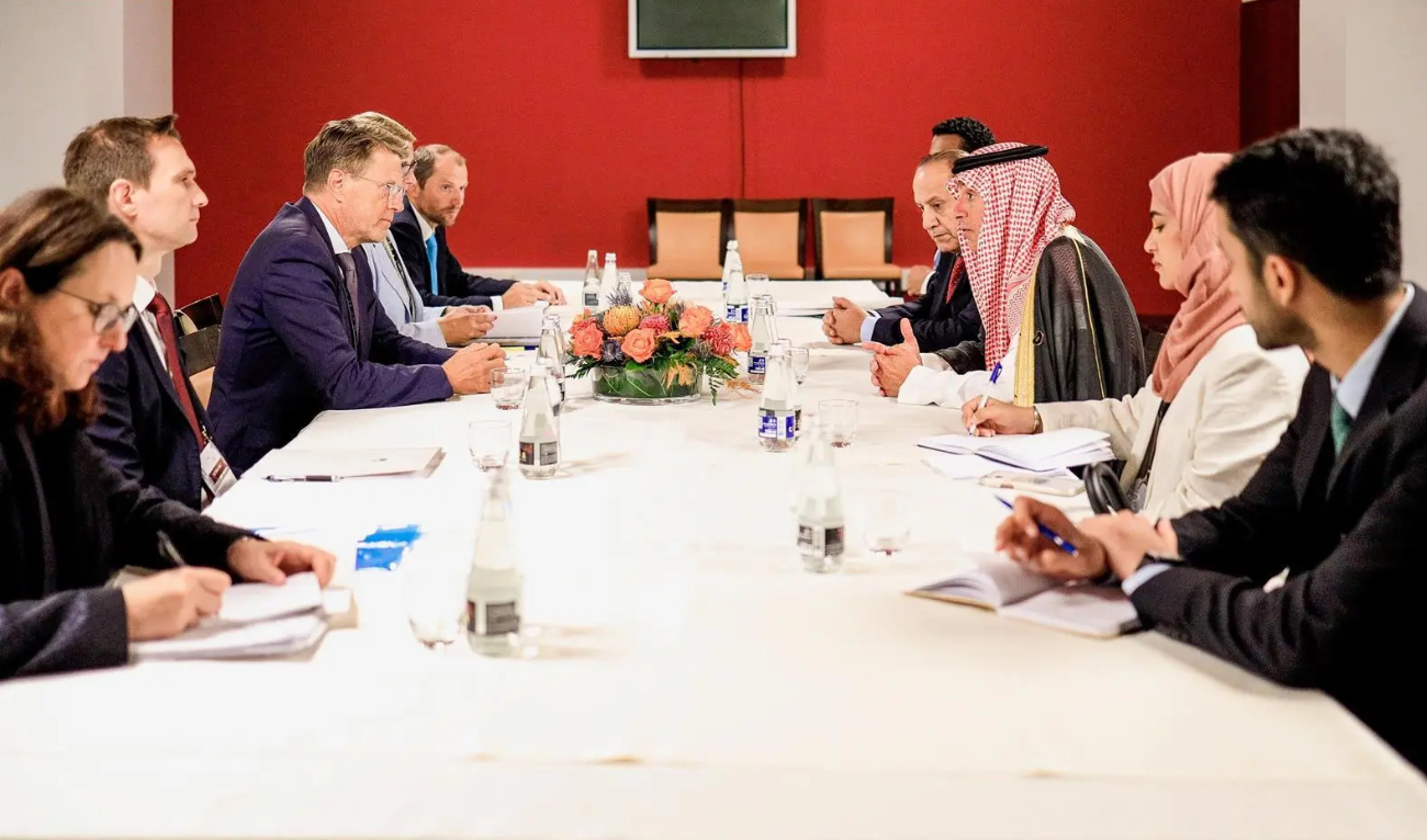 The officials discussed bilateral relations and cooperation. (SPA)