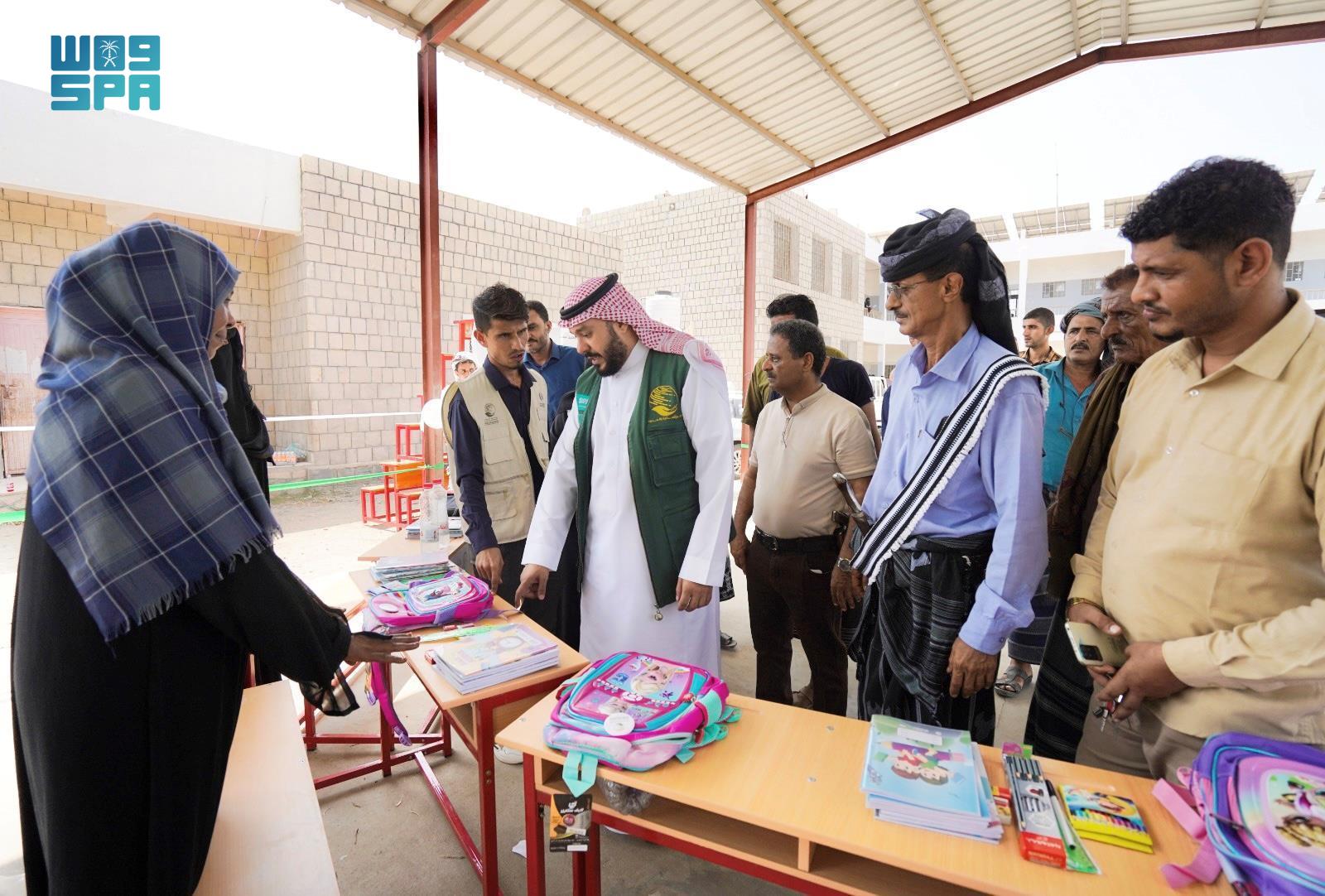 The distribution of aid was carried out in cooperation with the Islamic World Educational, Scientific and Cultural Organization (ICESCO) and the Ministry of Education. (SPA)