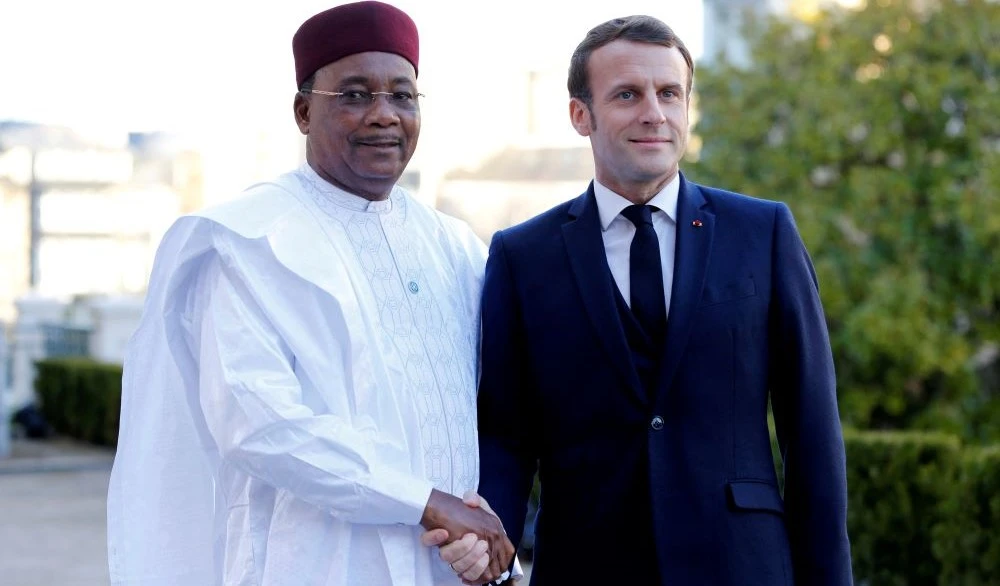 Emmanuel Macron welcomes Niger President Mahamadou Issoufou to a Sahel region summit, Pau, France, Jan. 13, 2020. (Reuters)