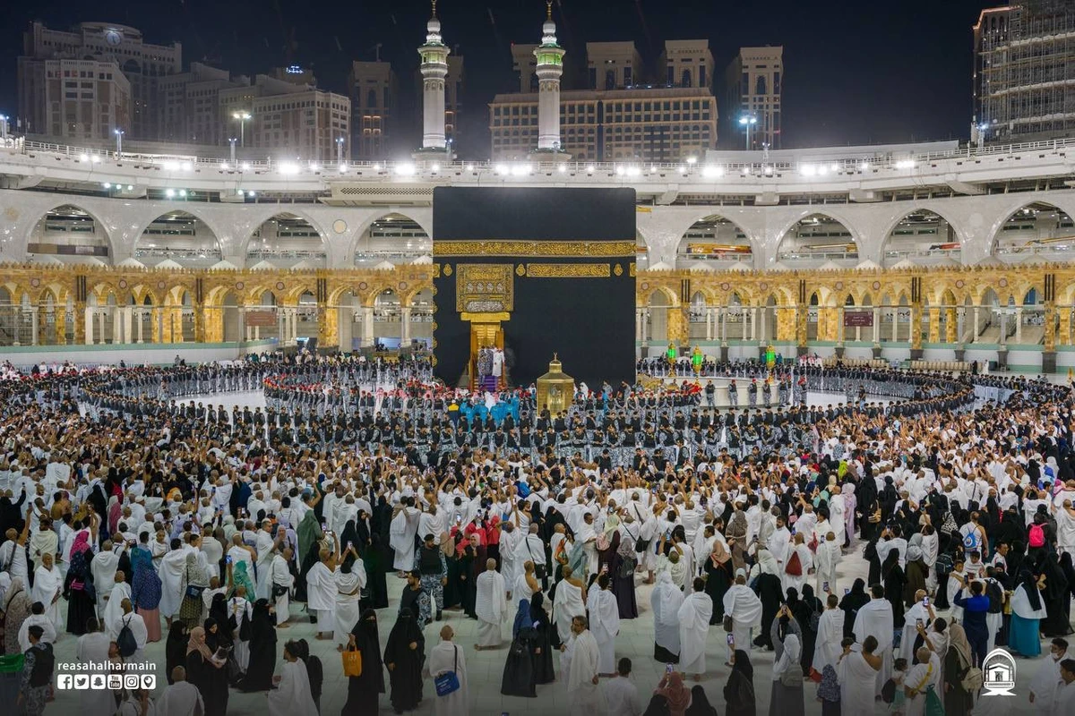 Deputy Emir of Makkah Prince Bandar bin Sultan was received at the Grand Mosque by Sheikh Abdul Rahman Al-Sudais, chief of the Presidency for the Affairs of the Two Holy Mosques. (SPA)