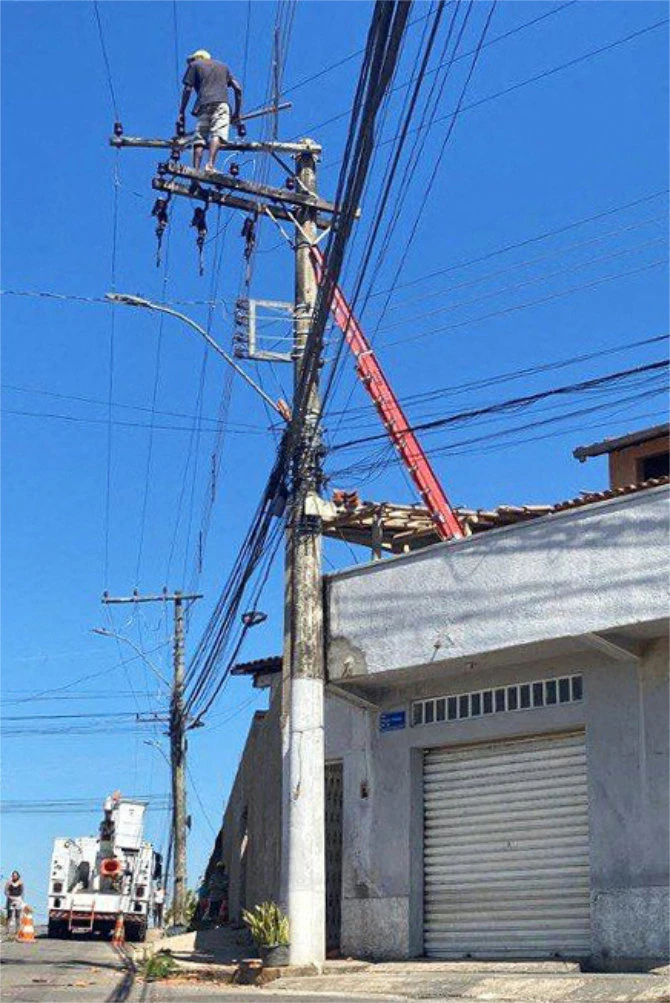 Brazil fugitive spends 24 hours atop electric pole