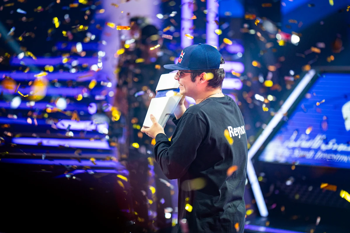 Reynor celebrates winning StarCraft II at Gamers8 in Riyadh (SEF)