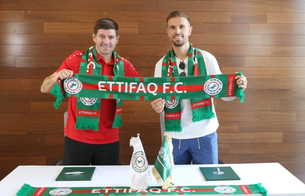 New Ettifaq signing Jordan Henderson, right, and coach Steven Gerrard. (@SPL_EN/Twitter)