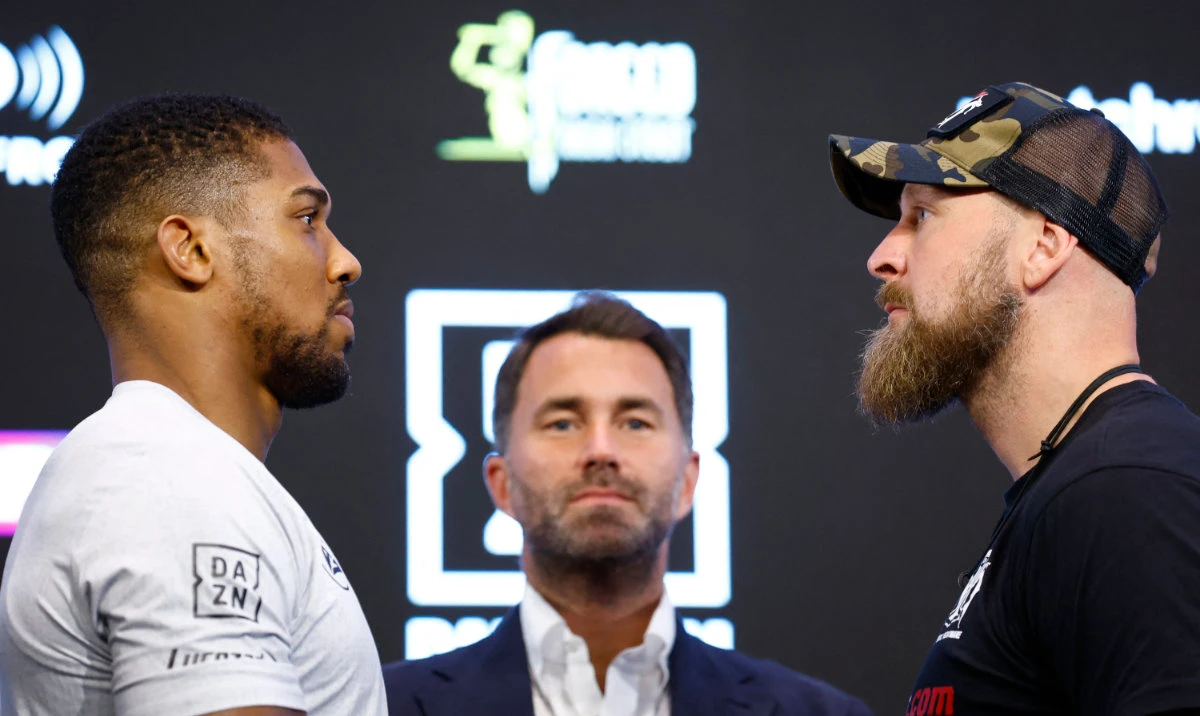 Anthony Joshua and Robert Helenius go head to head during the press conference, as promoter Eddie Hearn looks on, ahead of their fight on Saturday at London's O2 Arena. (Reuters)