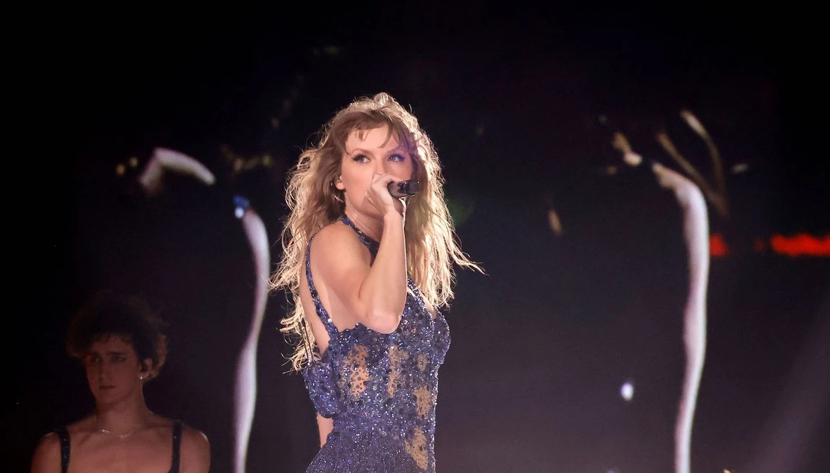 The ensemble was adorned with shimmering crystal embellishments and intricate beaded fringes. (Getty Images)