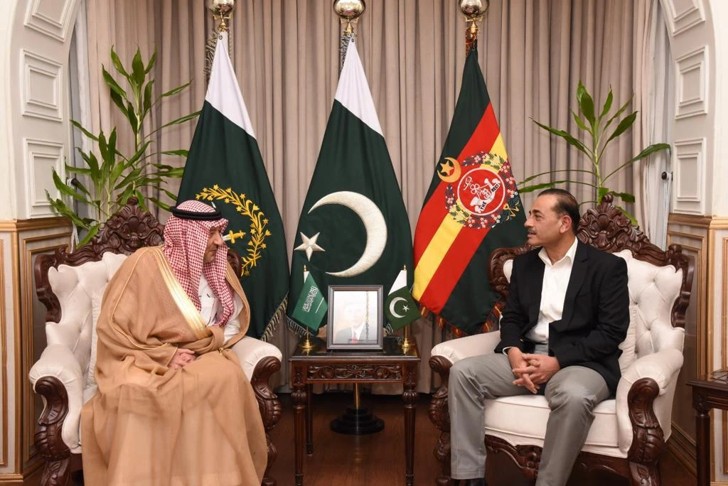 Saudi Deputy Minister of Foreign Affairs Waleed bin Abdulkarim Al-Khuraiji meets with Pakistan’s Chief of Army Staff Gen. Asim Munir. (SPA)