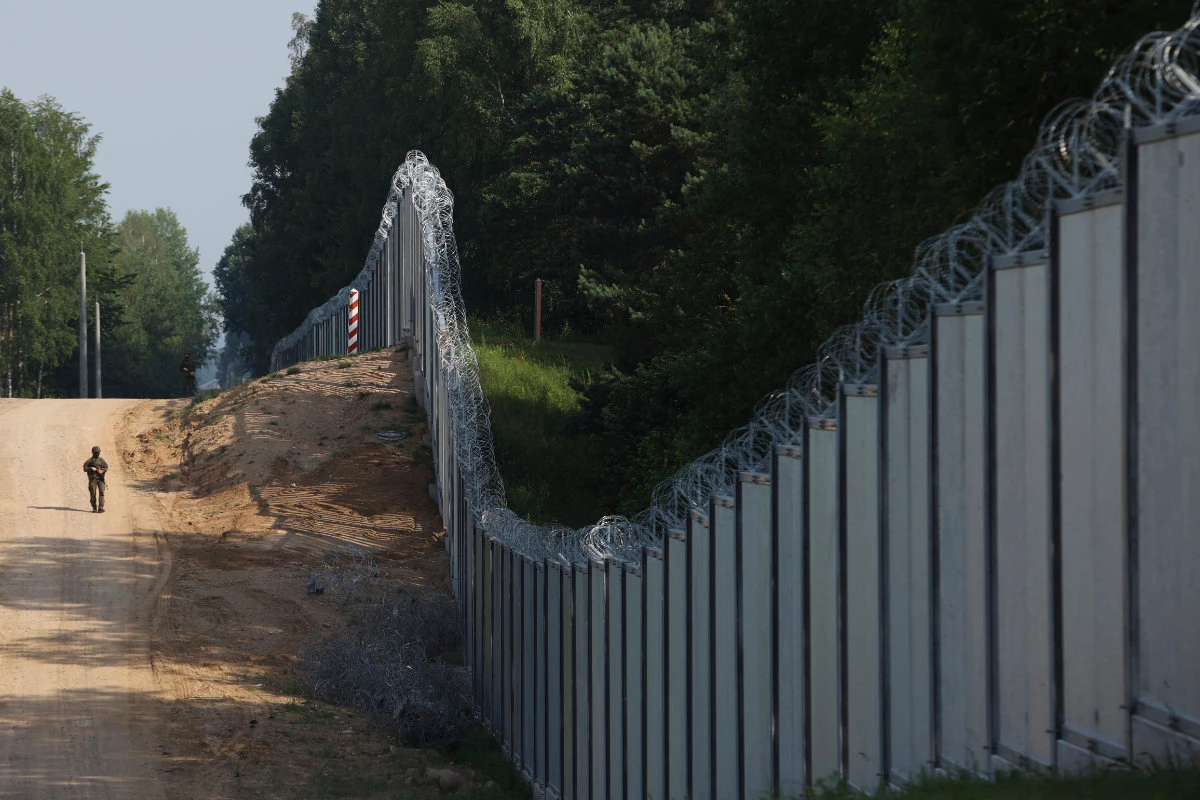 Belarus strongman orders contact with Poland amid border tensions