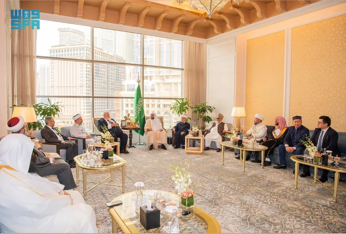 Saudi Islamic affairs minister meets with officials participating in Makkah conference