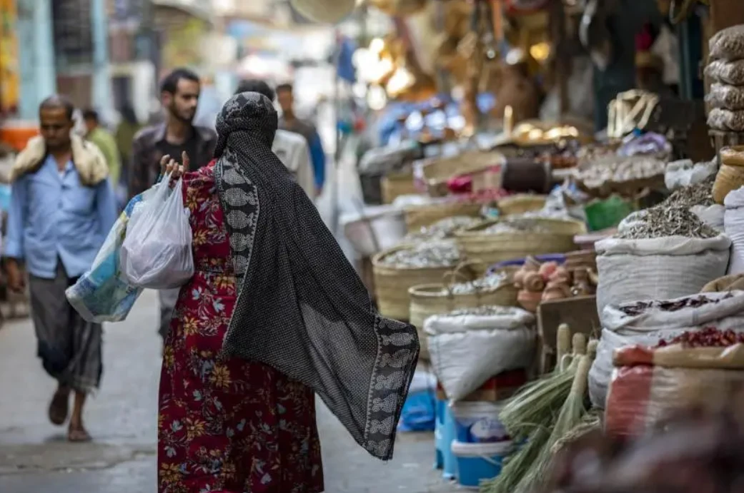 A Yemeni woman shops at a market in Yemen’s third city of Taiz, Dec. 15, 2022. (AFP)