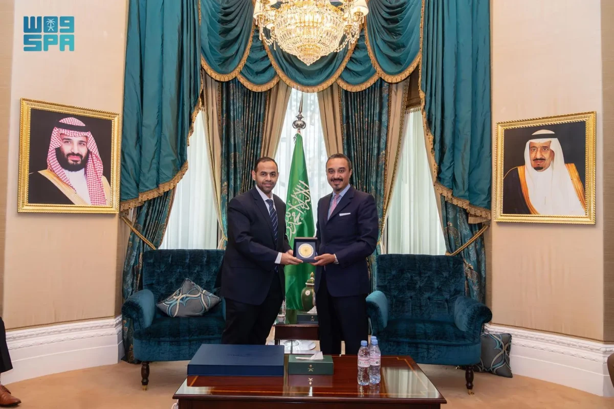 Saudi Ambassador to the UK Prince Khalid bin Bandar received students from the AI summer camp at the University of Oxford. (SPA)