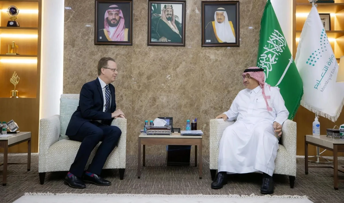 Saudi Arabia’s Minister of Education Yousef Al-Benyan (R) and Canadian ambassador Jean-Philippe Linteau. (SPA)