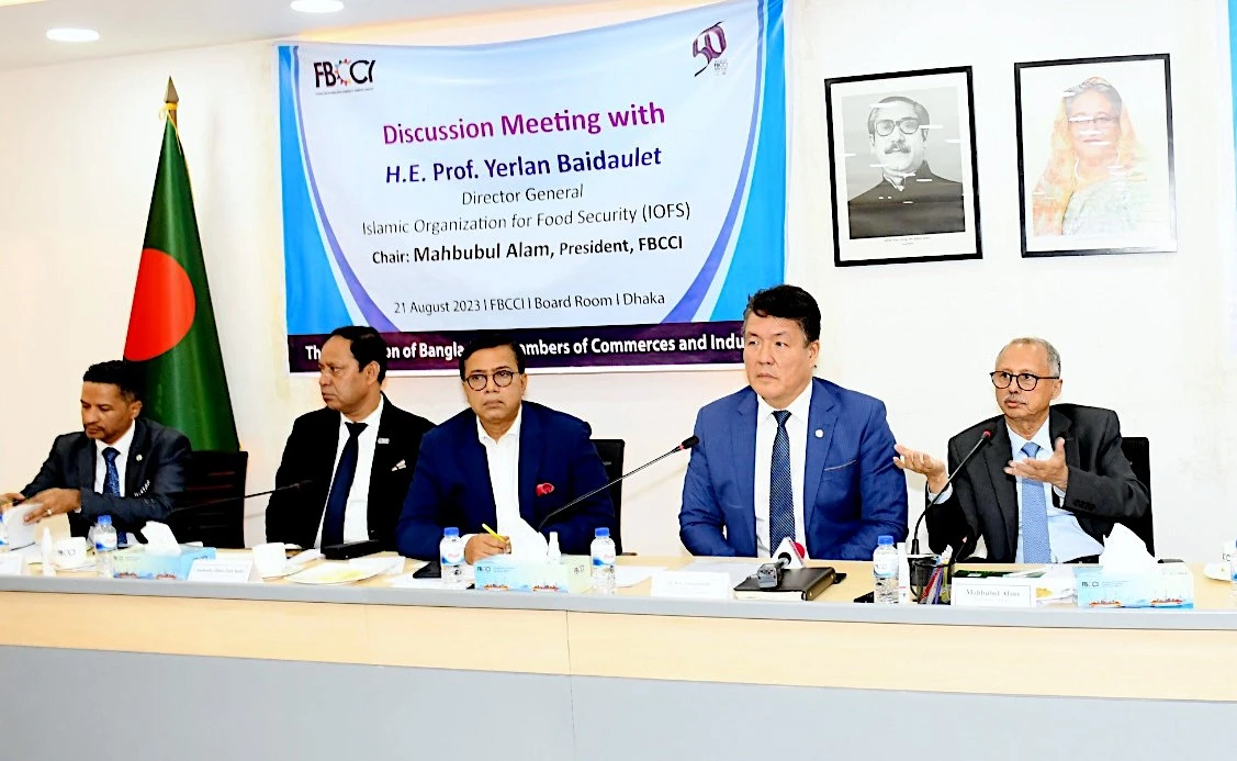 IOFS DG Prof. Yerlan Baidaulet and Mahbubul Alam, president of the Federation of Bangladesh Chambers of Commerce and Industry, hold a presser in Dhaka, Bangladesh, Aug. 21, 2023. (FBCCI)