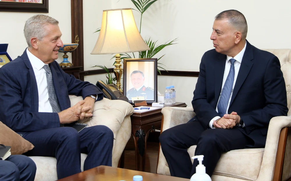 Mazin Al-Farrayeh, right, and Filippo Grandi. (Jordan News Agency)
