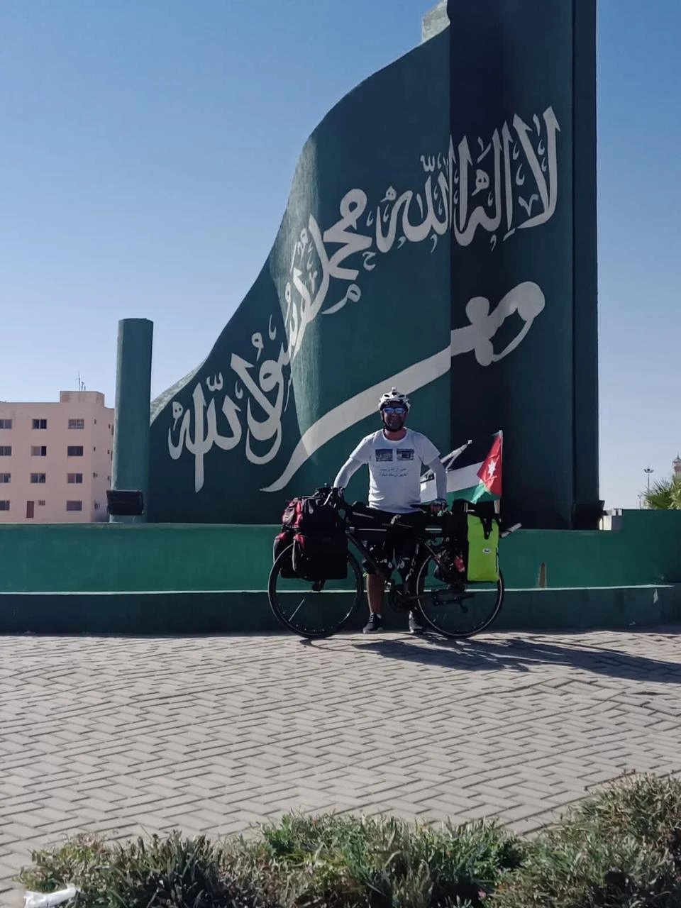 Jordanian globetrotter Issa Al-Qazaqza who in July embarked on a cycling trip to spread a message of love among Arab Gulf states and promote tourism, has reached Qatar after traveling from Saudi Arabia. (Supplied)