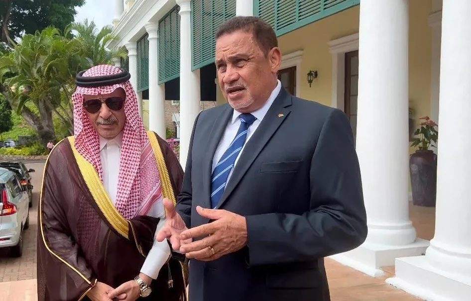 Above, Ahmed bin Abdulaziz Kattan, Saudi Royal Court Advisor, left and Sylvestre Radegonde, Seychelles’ minister of foreign affairs and tourism. (SPA)