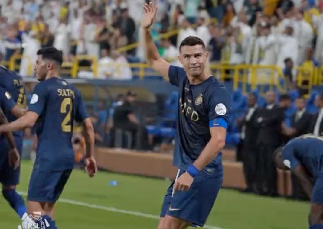 Ronaldo performs the Ardah in front of Al-Nassr fans. (SPL)